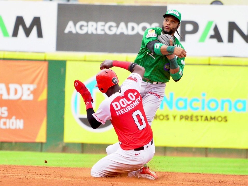 Canó batea tres hits en triunfo Estrellas sobre Leones en el Quisqueya Canó batea tres hits en triunfo Estrellas sobre Leones en el Quisqueya