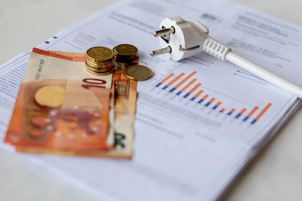 La factura eléctrica de un consumidor PVPC cae en noviembre ante el menor coste de la luz. La factura eléctrica de un consumidor PVPC cae en noviembre ante el menor coste de la luz.