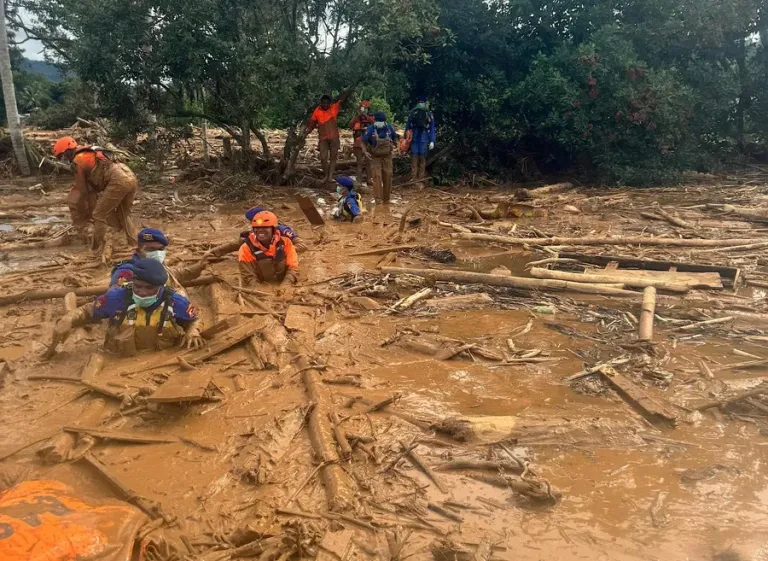 Las inundaciones en Indonesia dejaron 316 muertos y 289 desaparecidos INDONESIA