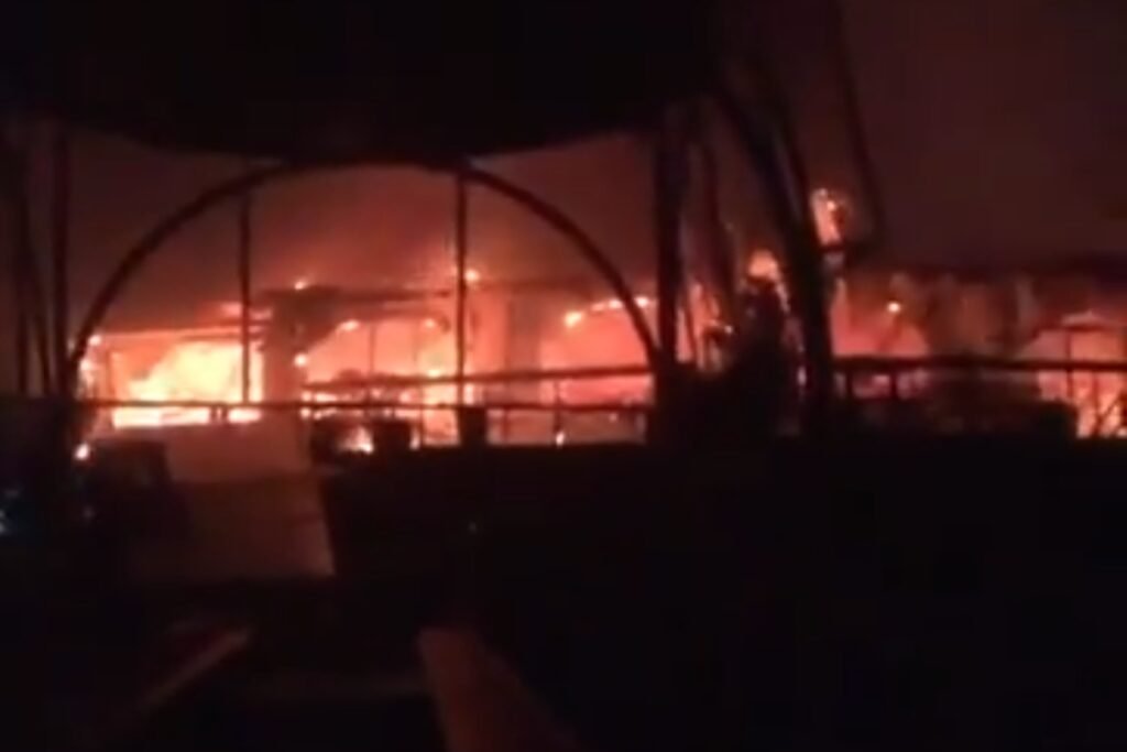 Al menos 23 muertos por el incendio en un club en la India Al menos 23 muertos por el incendio en un club en la India