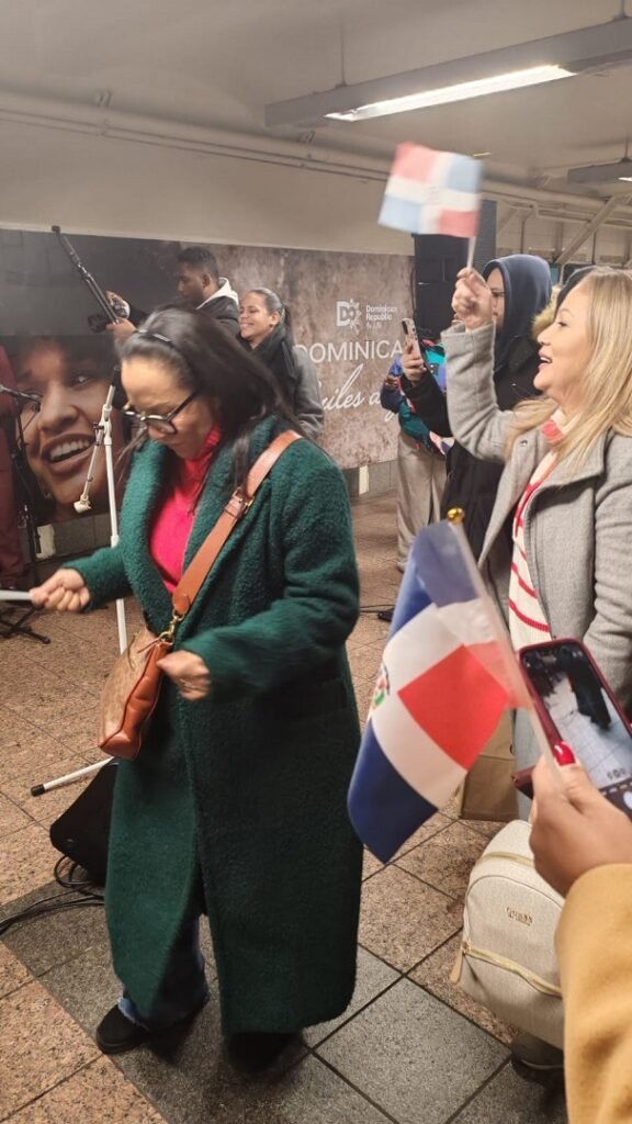 “Aquí sentí la vibra y la alegría dominicana”, dice usuario del tren en concierto de Toño Rosario en Grand Central, en Nueva York “Aquí sentí la vibra y la alegría dominicana”, dice usuario del tren en concierto de Toño Rosario en Grand Central, en Nueva York