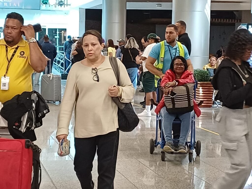 Así se vive la masiva llegada de dominicanos en el Aeropuerto de Las Américas Así se vive la masiva llegada de dominicanos en el Aeropuerto de Las Américas