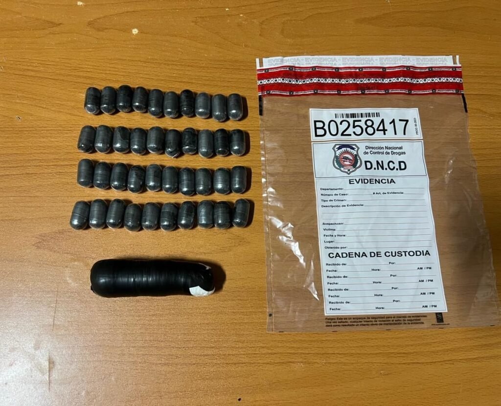 DNCD detiene extranjero en AILA con 138 bolsitas de droga