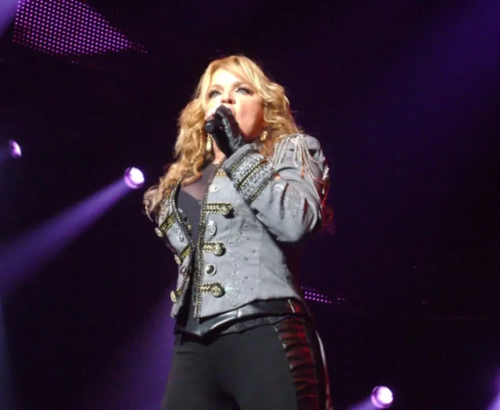 Ednita Nazario a pesar de su gira "Desamor" con éxito, pasión y emoción en Santo Domingo silueta Ednita Nazario,p01