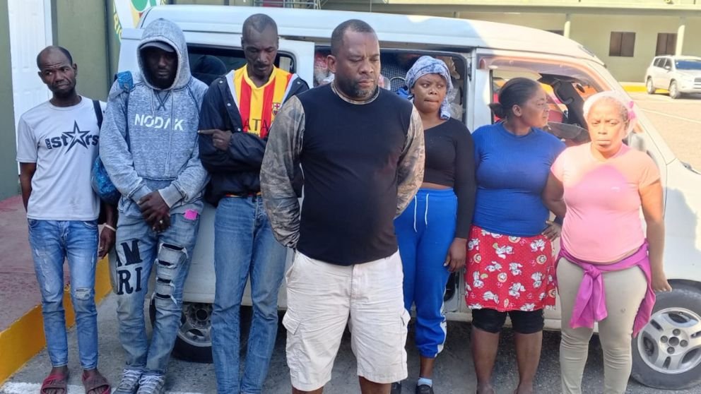 Ejército detiene a conductor con seis haitianos ocultos entre mercancías en Guanito Ejército detiene a conductor con seis haitianos ocultos entre mercancías en Guanito