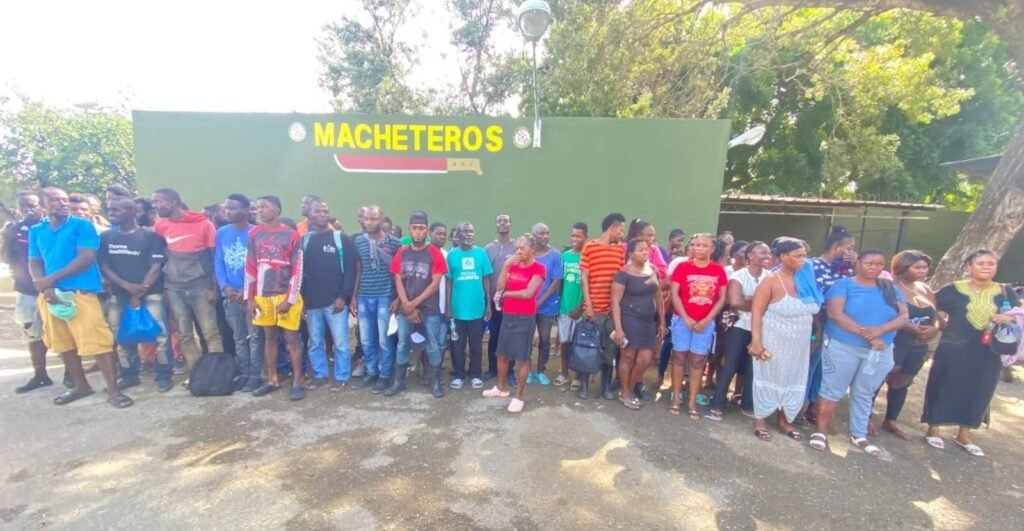 En comunidades de Valverde Ejército detiene a 129 migrantes En comunidades de Valverde Ejército detiene a 129 migrantes