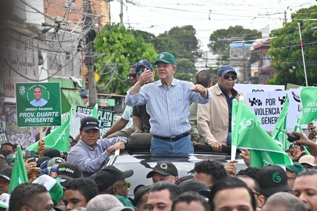 FP se moviliza a millas en «Marcha del Pueblo»; Leonel arremete contra el PRM; lo acusa de subirlo todo y lo tilda de inepto e incapaz