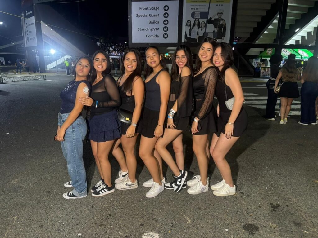 Fans llegan al concierto de Alleh y Yorghaki
