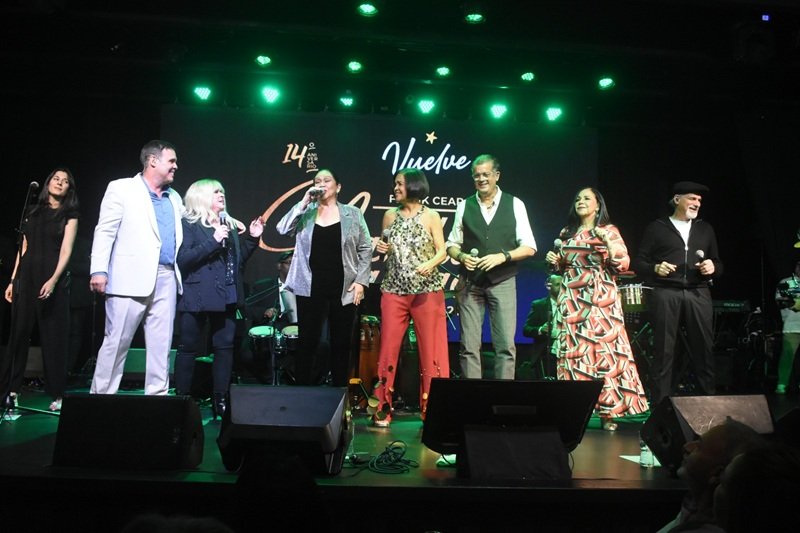 Frank Ceará logra un buen junte en concierto Navidad entre amigos Navidad entre amigos