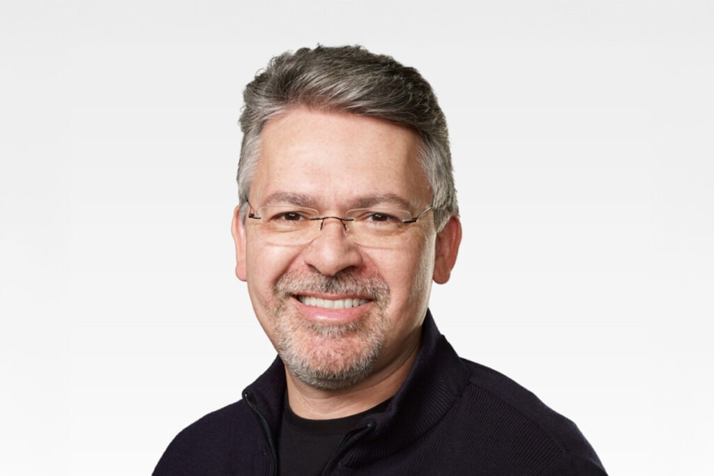 John Giannandrea se marcha de Apple: el hombre que no logró transformar a Siri y cerebro de la estrategia de IA pone fin a su etapa John Giannandrea se marcha de Apple: el hombre que no logró transformar a Siri y cerebro de la estrategia de IA pone fin a su etapa