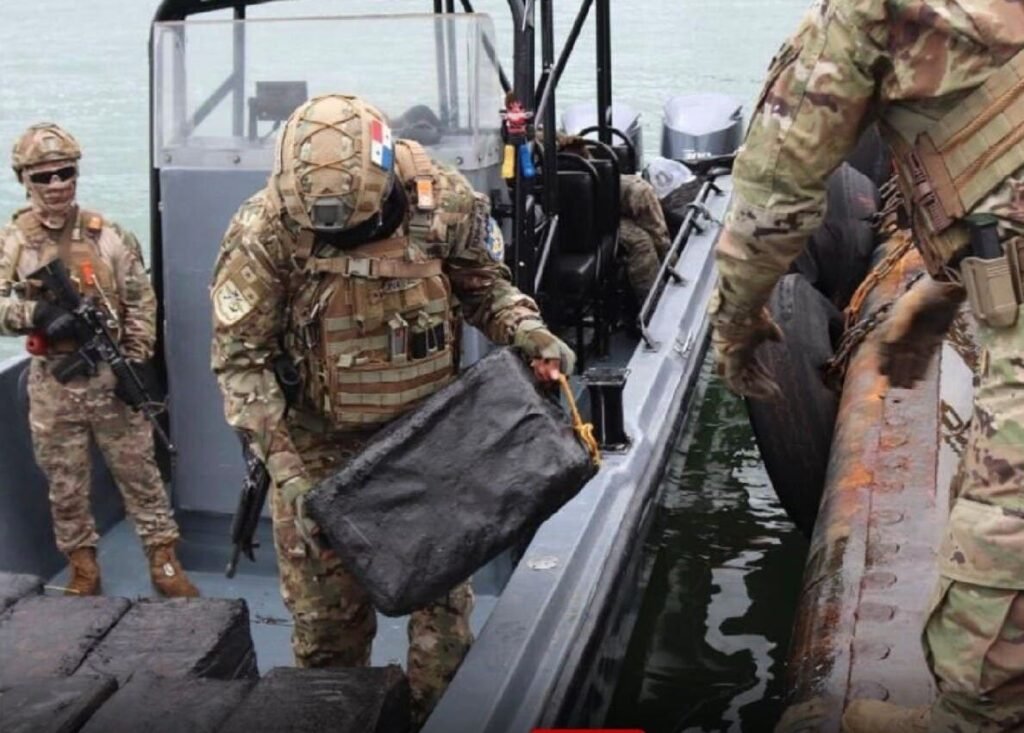 Decomisan 835 paquetes de droga en el Pacífico panameño y detienen a cuatro sospechosos