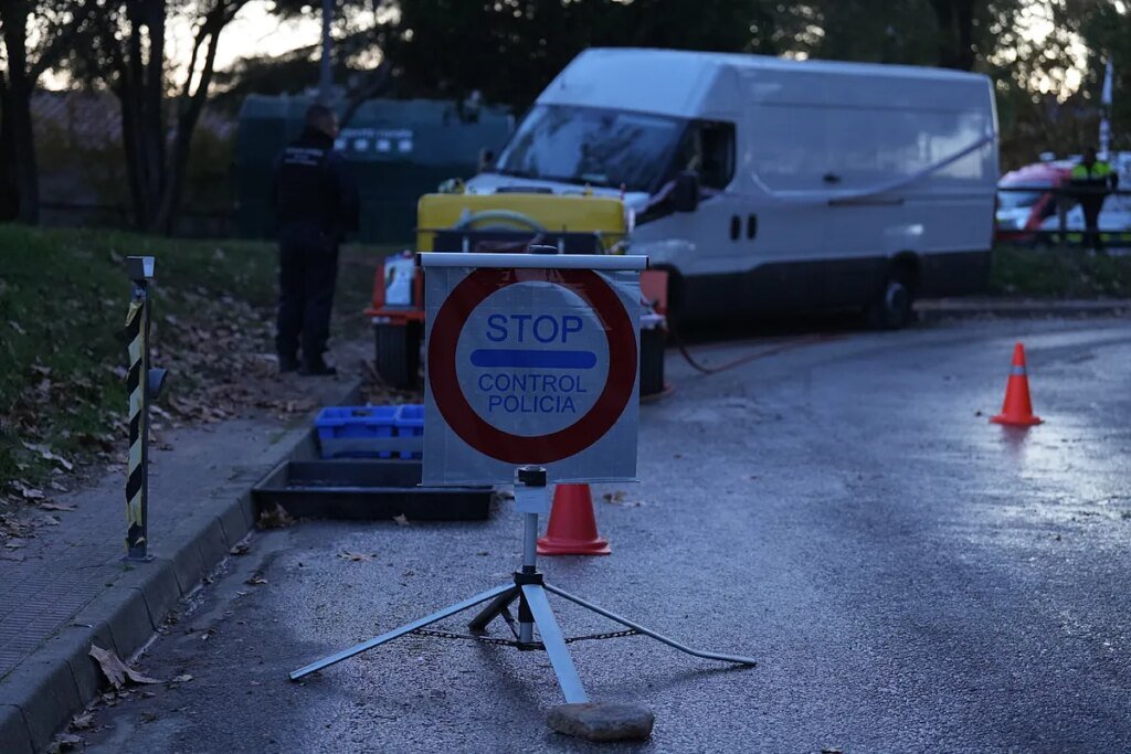 Siete países vetan la exportación de porcino y la UE se implica en un brote que ya afecta al precio Control policial en los accesos a Collserola.